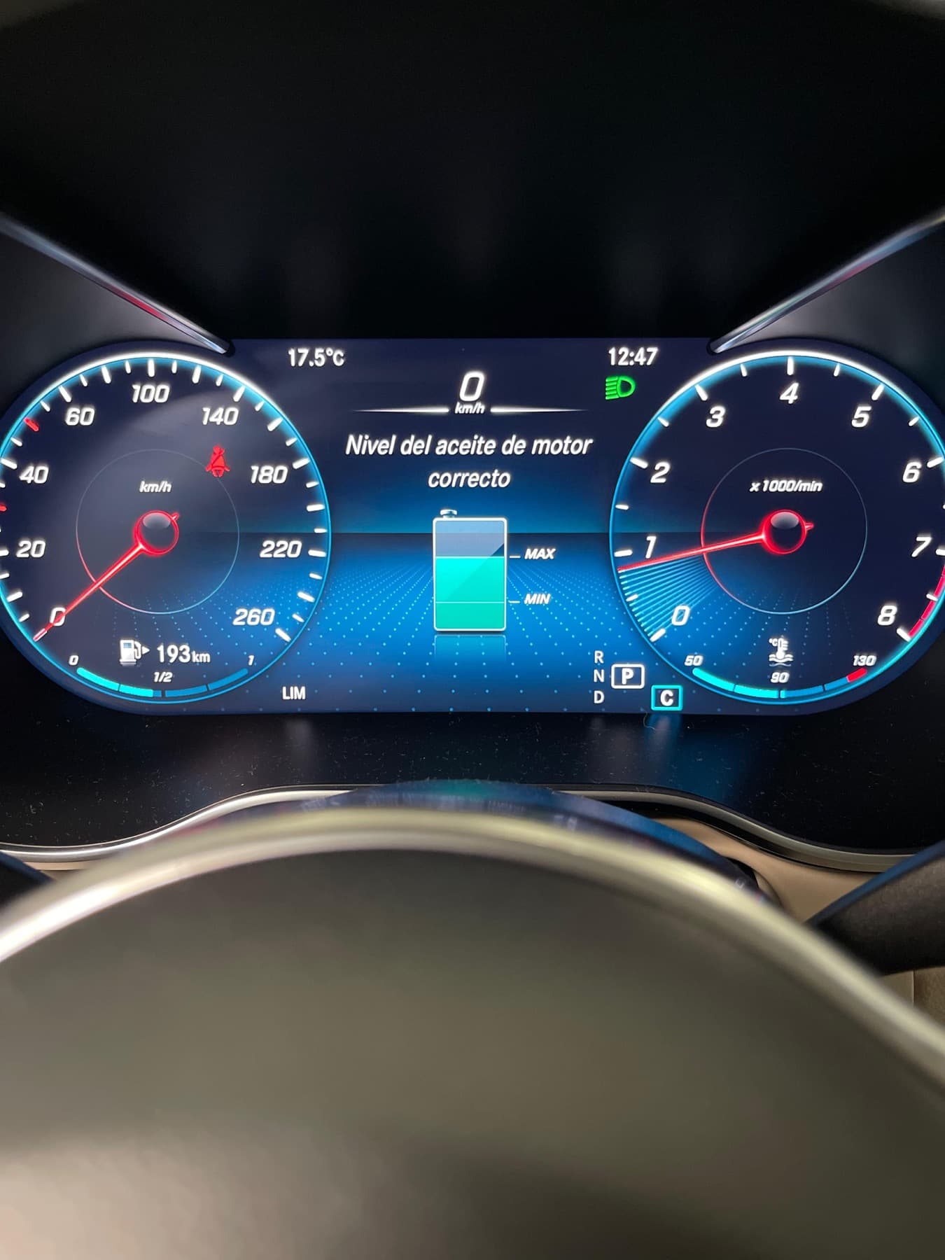 Tablero digital de un Mercedes con la revisión del nivel de aceite en verde