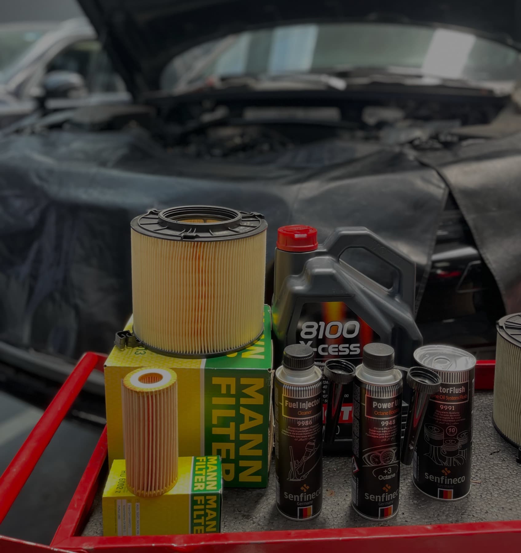 Filtro de aire nuevo y los aceites listos para una afinación
