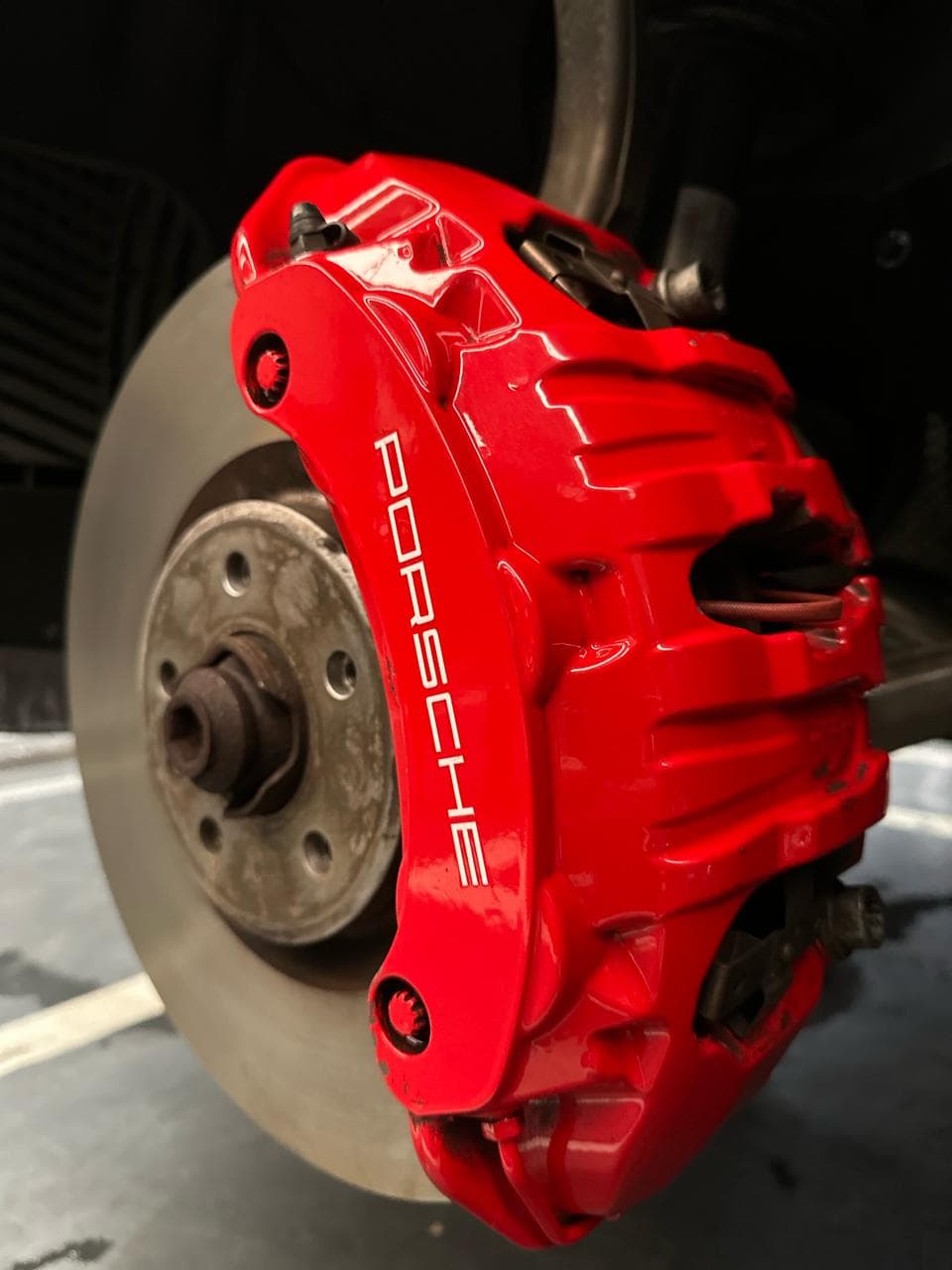 Cáliper de freno de un Porsche a la vista con la rueda desmontada