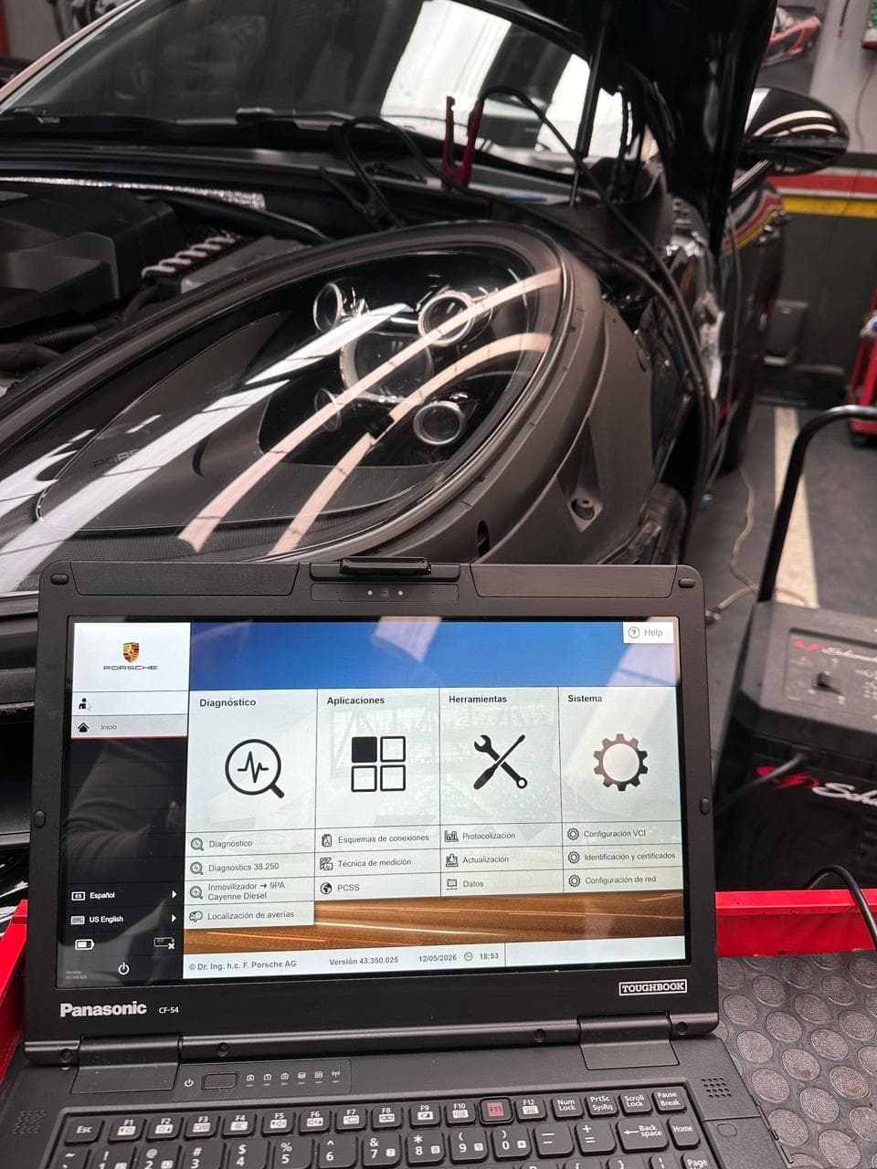 Escáner de diagnóstico de Porsche conectado a un auto en el taller
