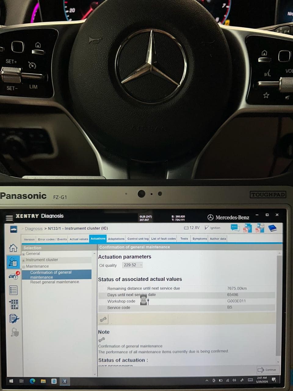 Equipo de diagnóstico de Mercedes conectado durante una inspección