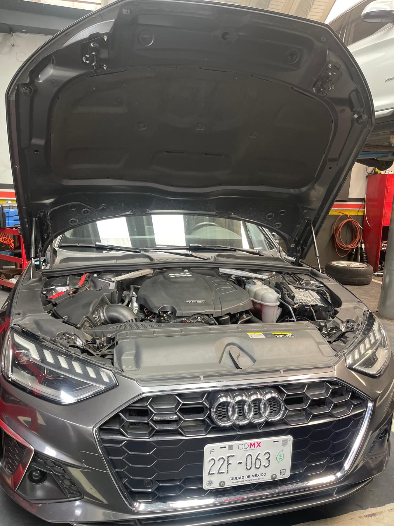 Motor de un Audi abierto durante una reparación