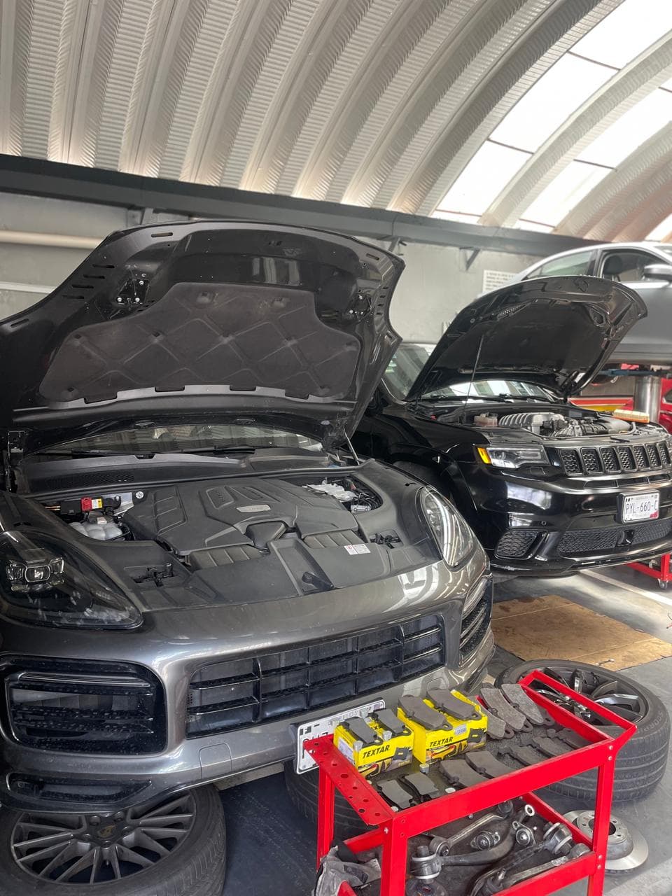 Cofre abierto de un Porsche Panamera durante la revisión